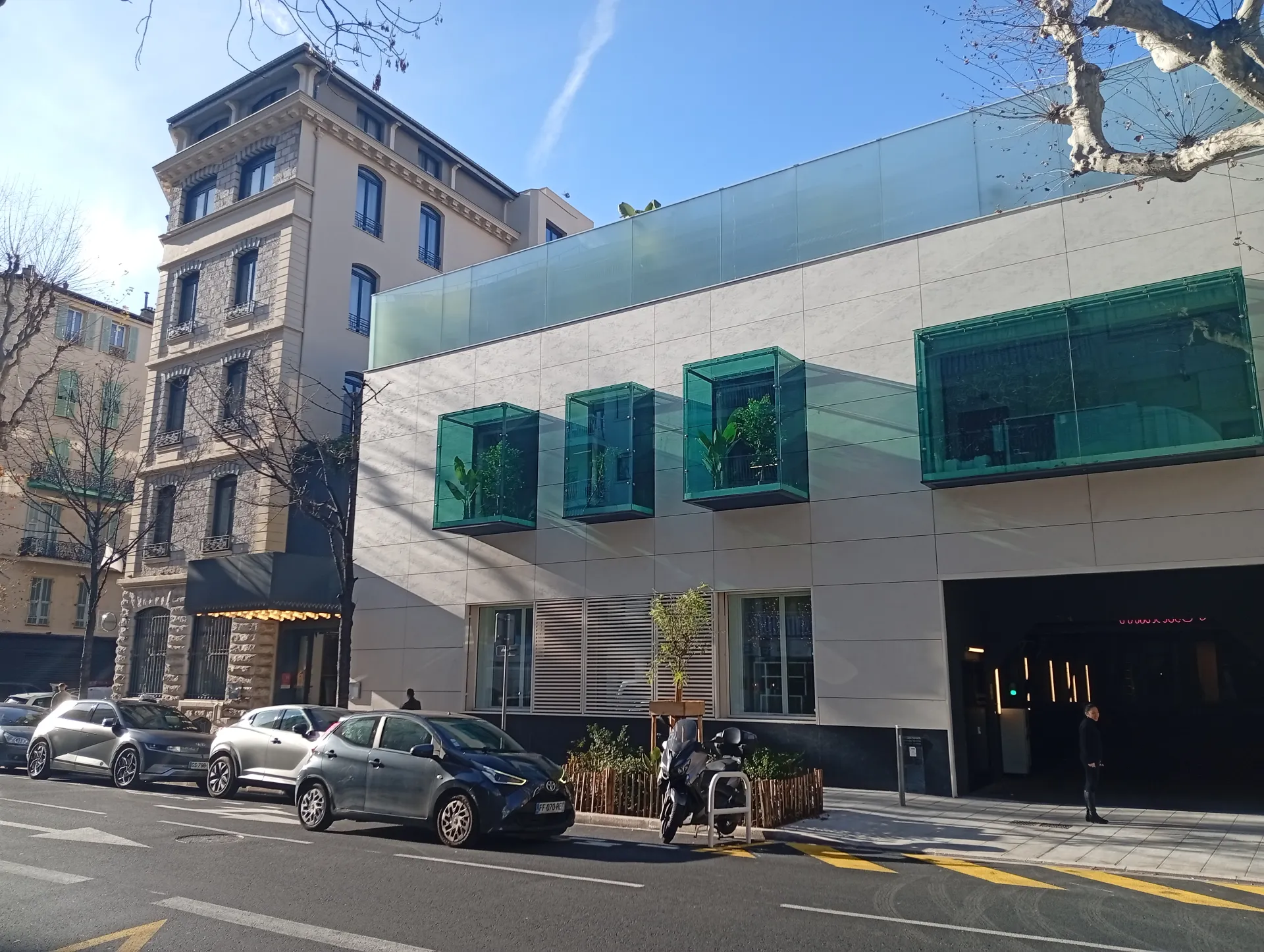 Façade neuve et moderne juxtaposant l'ancienne façade rénovée