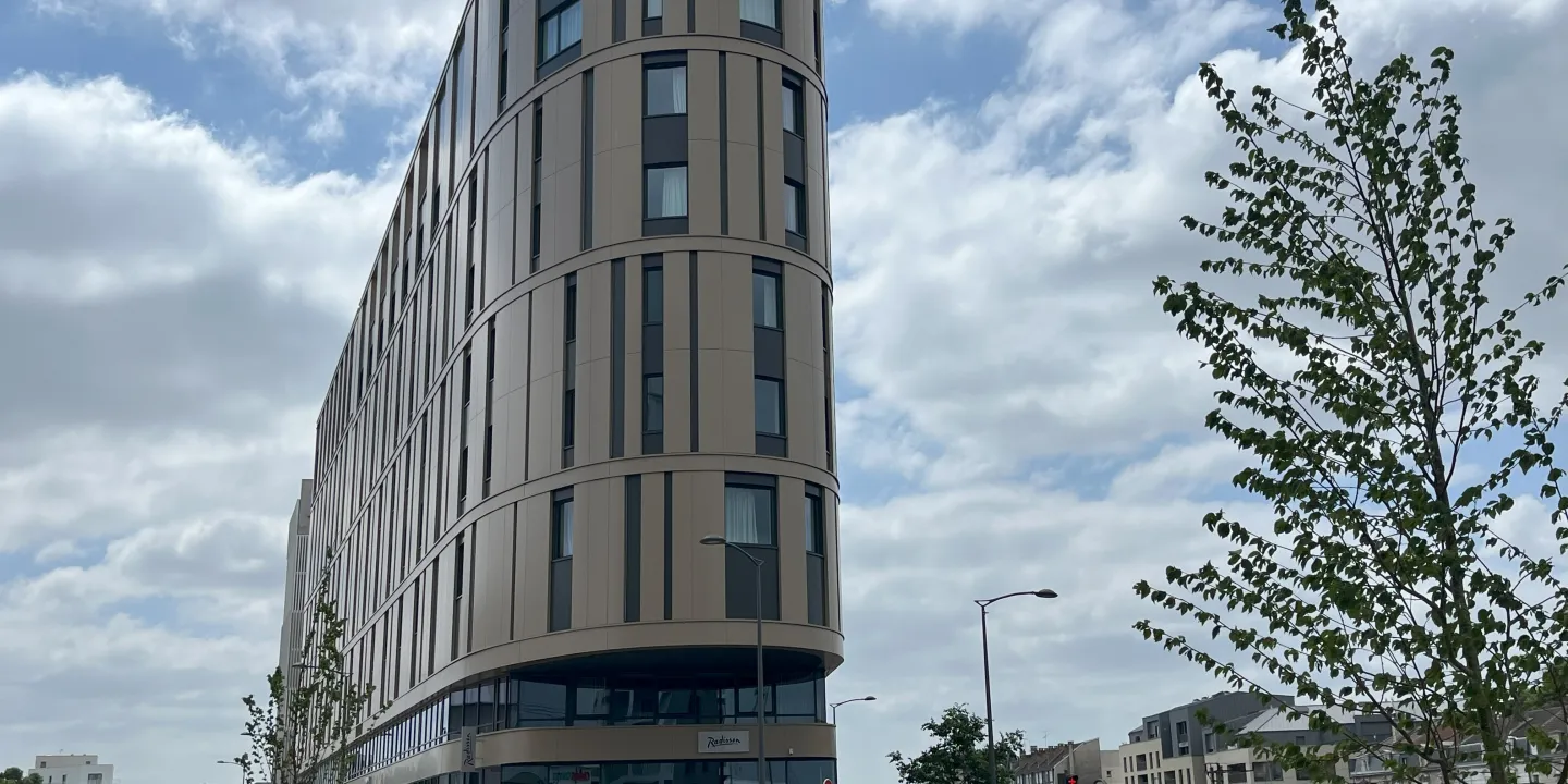 Vue extérieure avec façade de profil