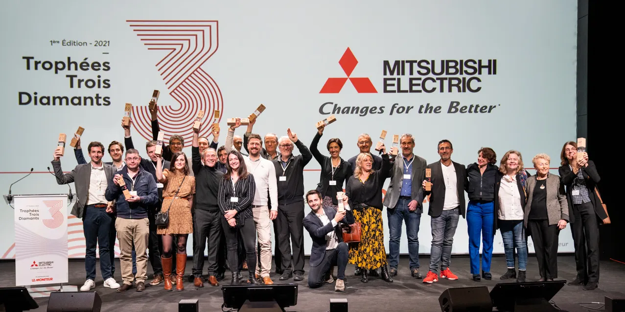 Les lauréats sur scène lèvent leur trophée
