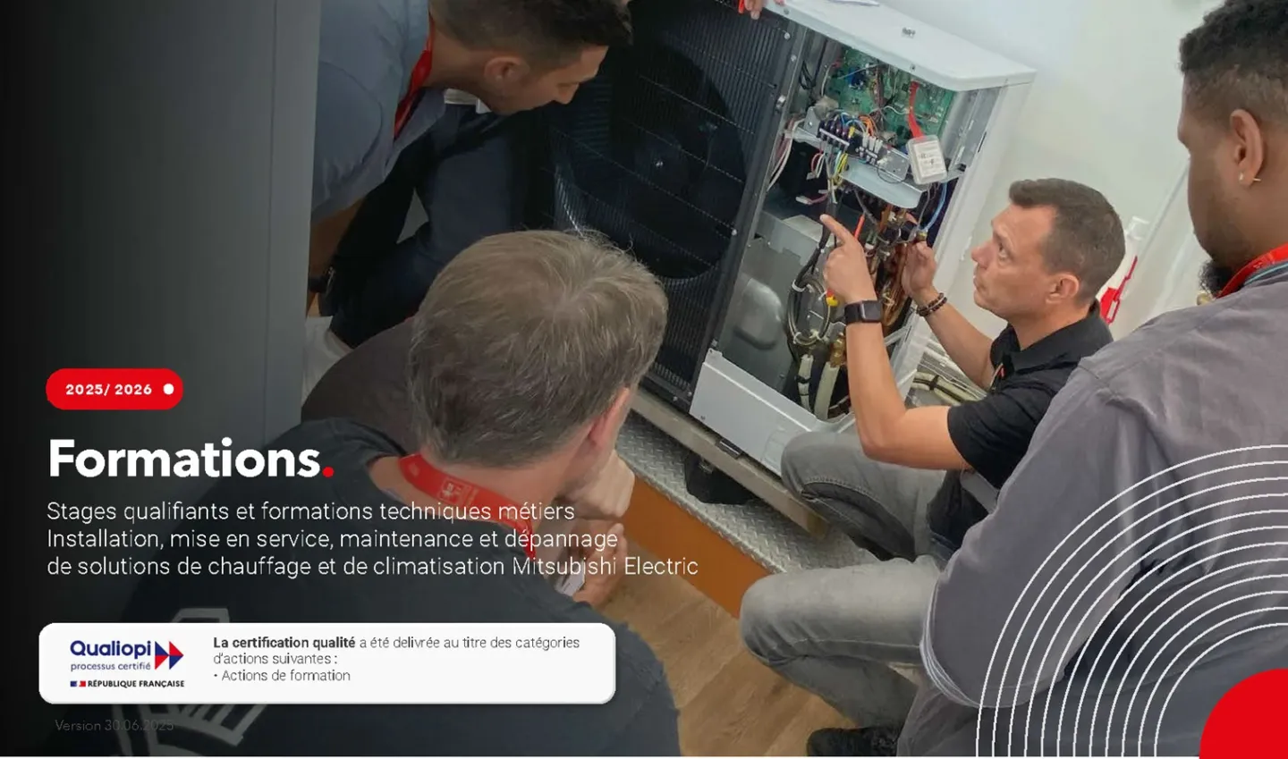 Stagiaires en Travaux Pratiques sur pompe à chaleur