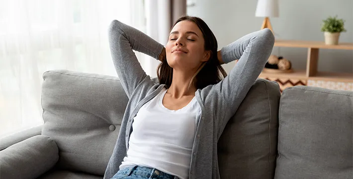 femme qui profite d'un air pur grace à la technologie de filtration d'air des climatiseurs mitsubishi electric