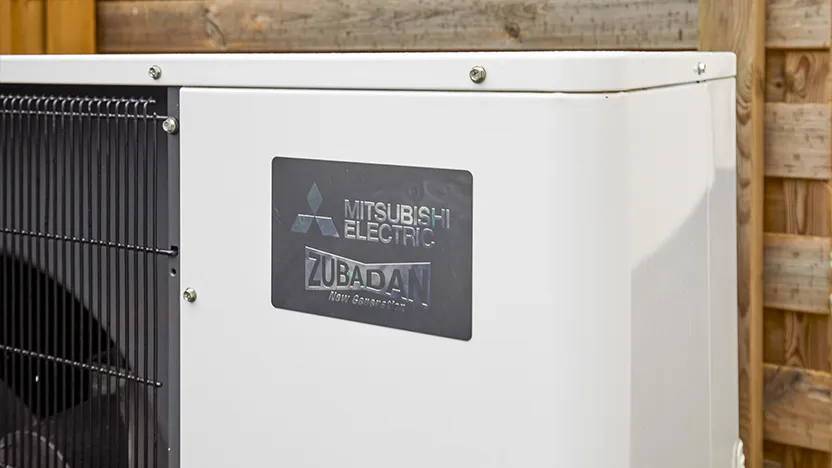 Image qui montre le groupe extérieur d'une PAC avec le logo Zubadan et Mitsubishi Electric