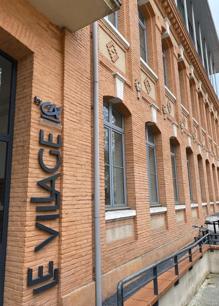 Le Village by CA, façade, vue rue