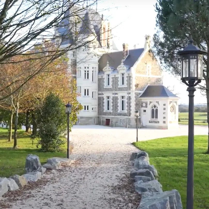 Allée menant au chateau