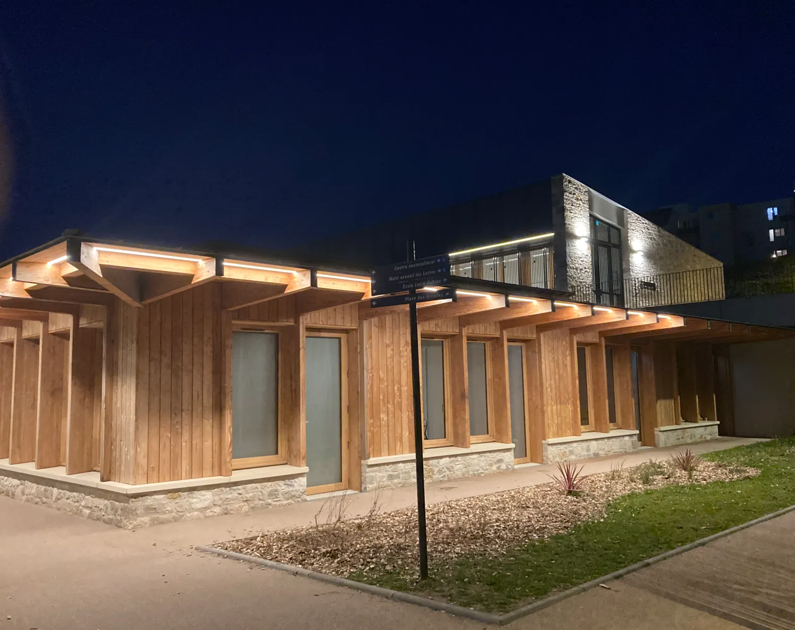 T3D25 - CENTRE SOCIO CULTUREL RIVET - batiment_nuit