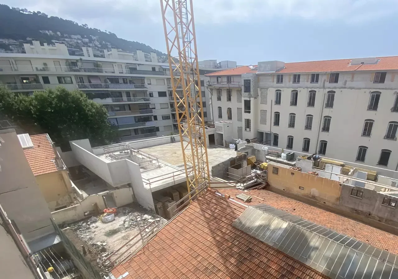 Chantier extérieur avec grue