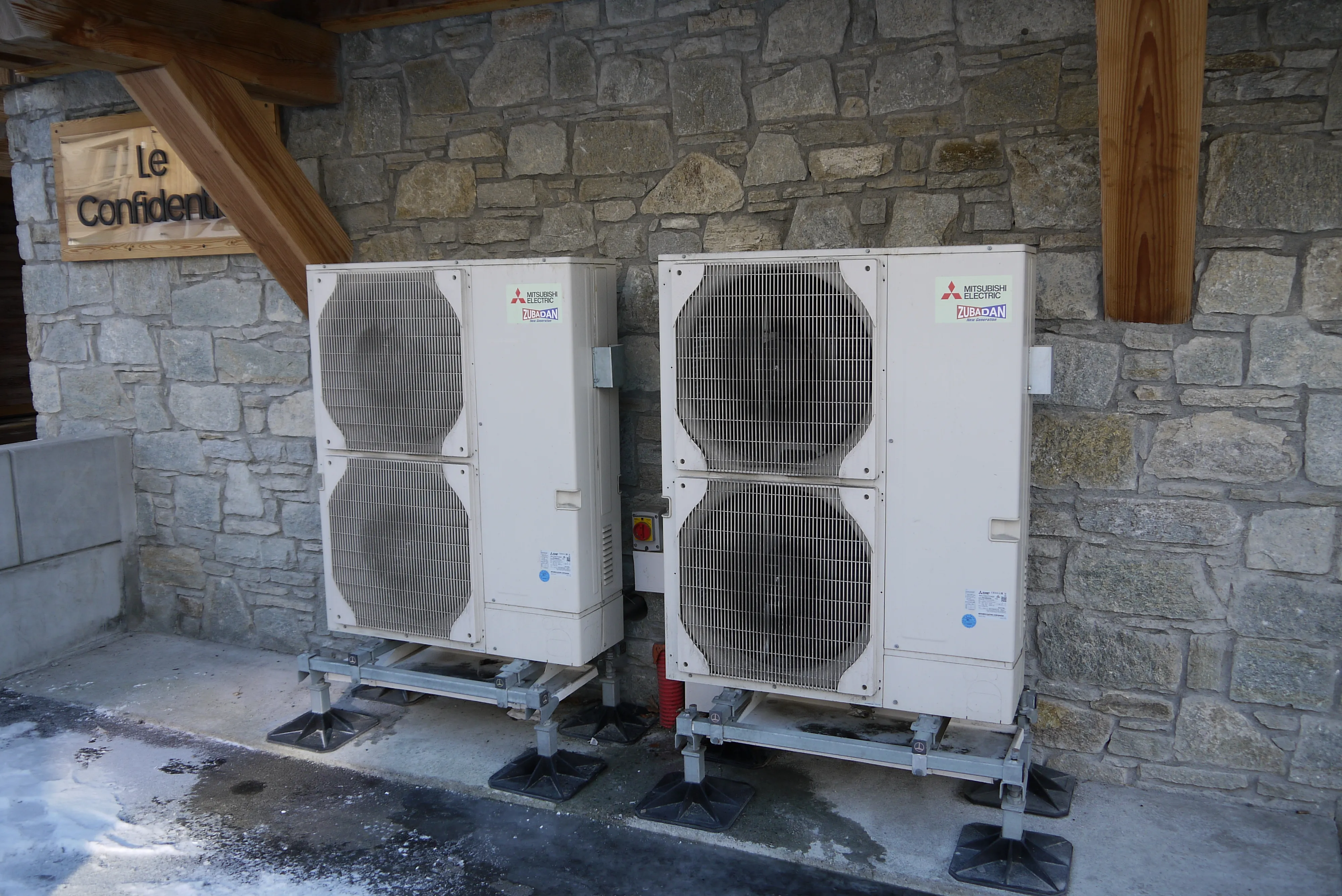 Groupes extérieurs, vue de face.