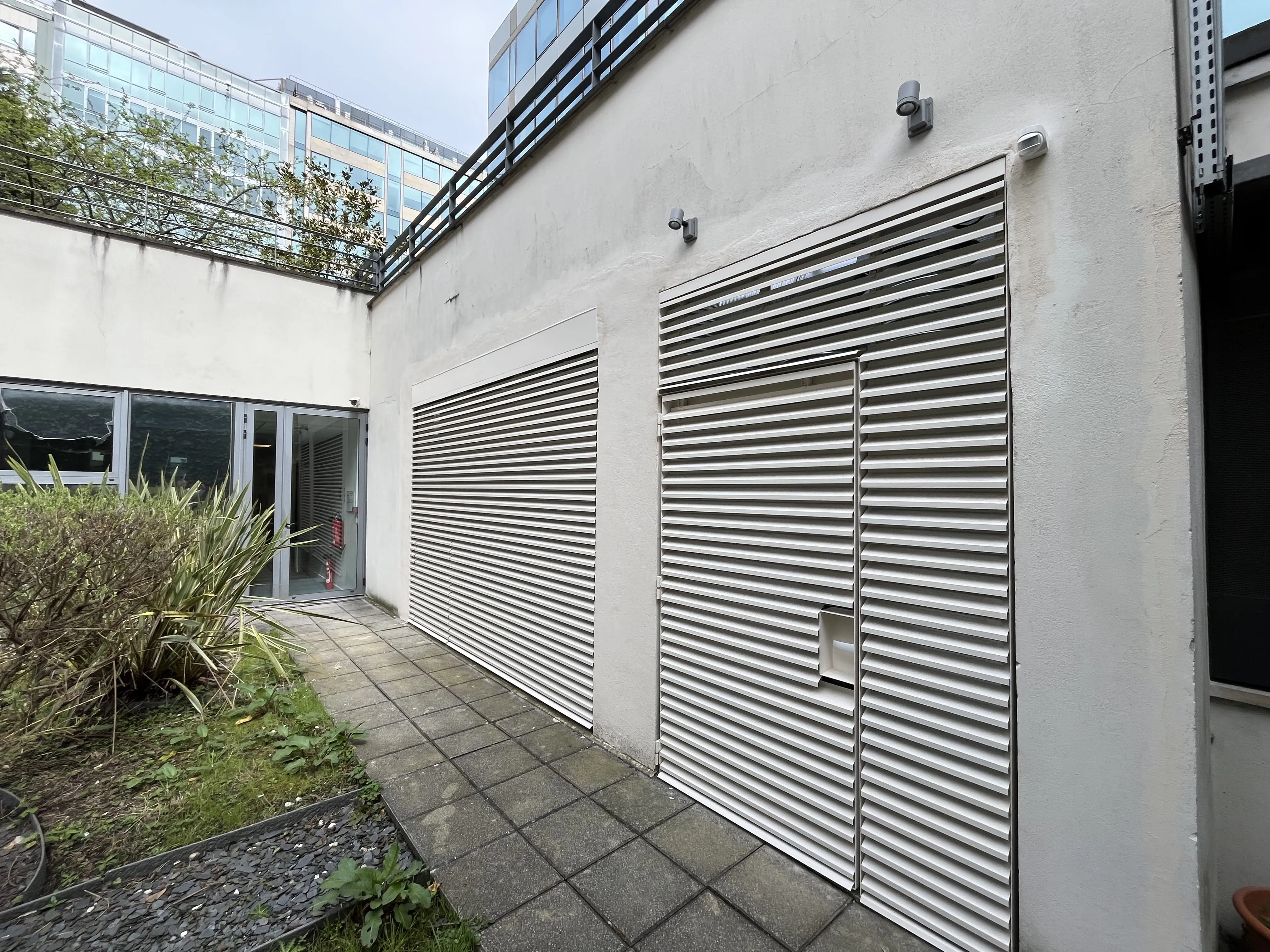 Cour extérieure et local technique