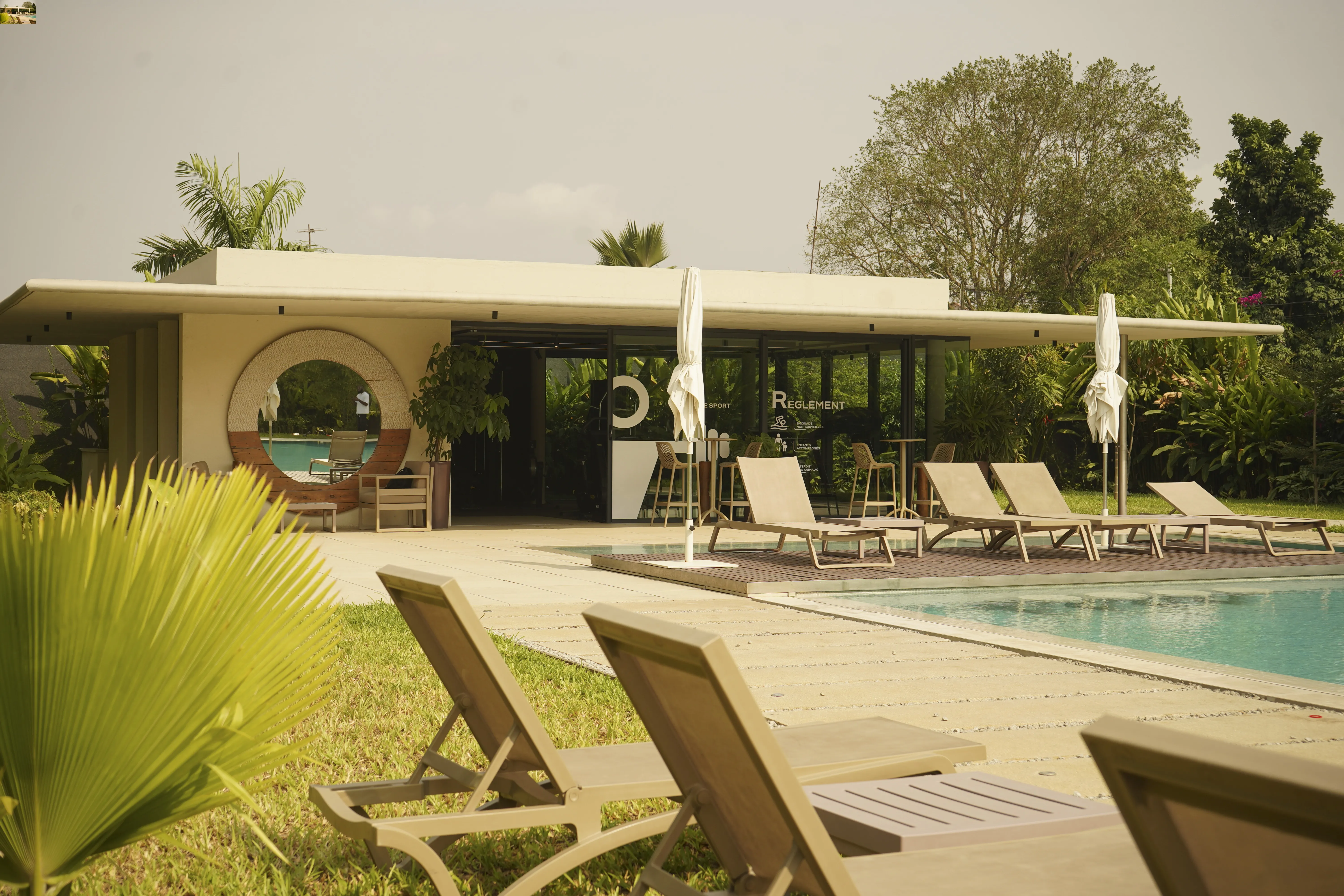 Bains de soleil au bord de la piscine