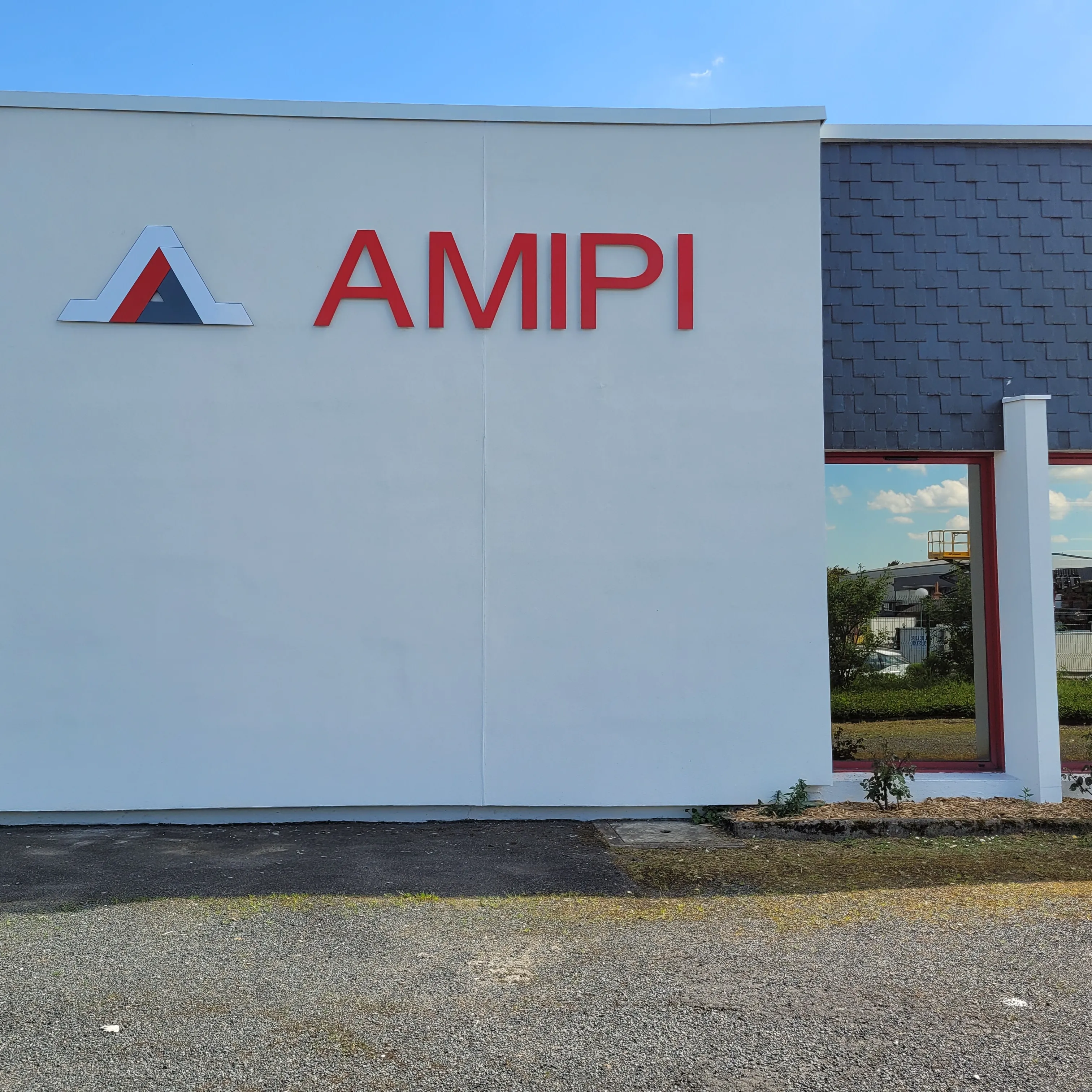 Logo AMIPI sur façade extérieure