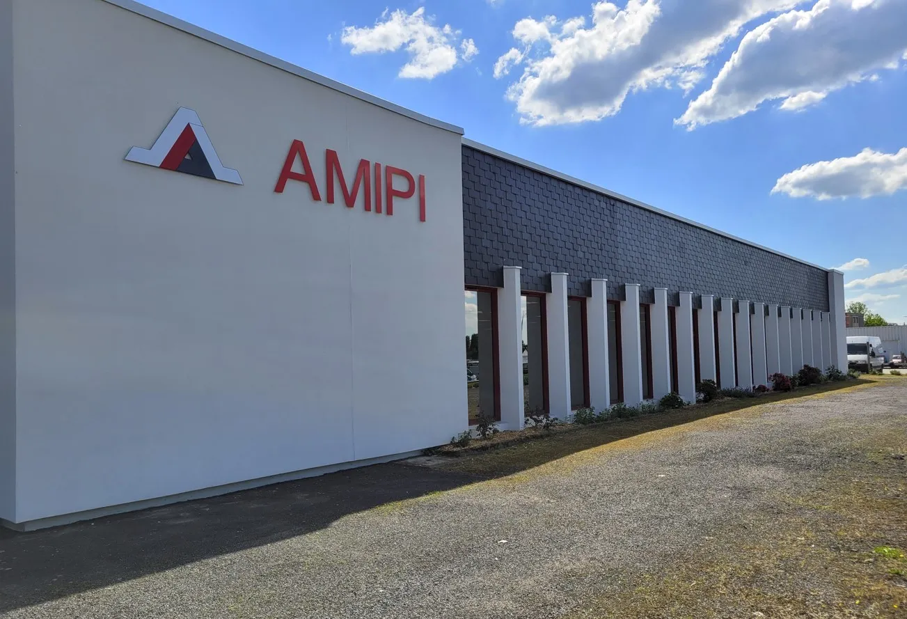 Façade extérieure avec logo AMIPI