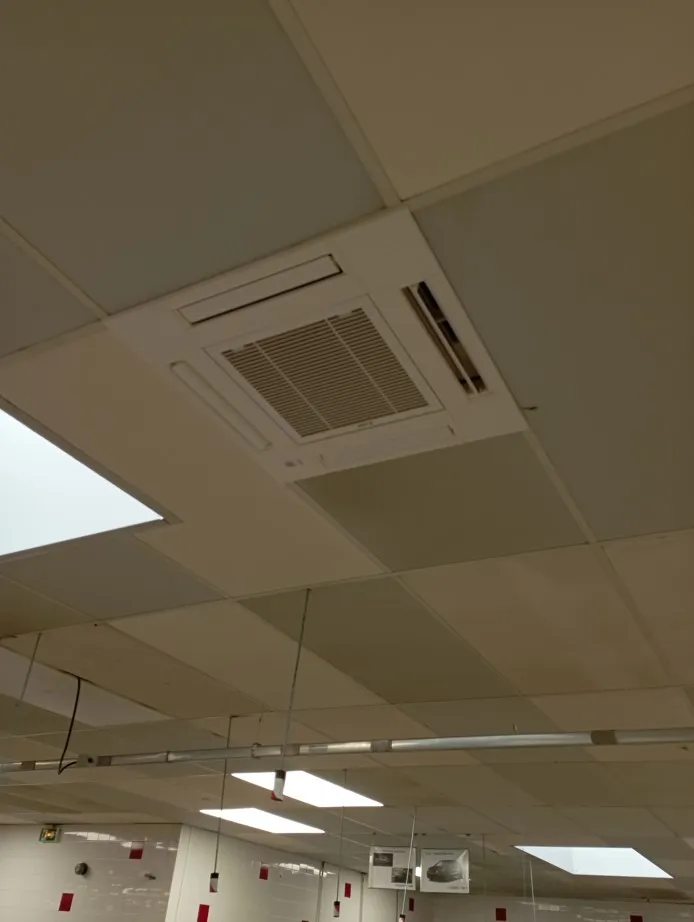 Cassette au plafond et dalles colorées