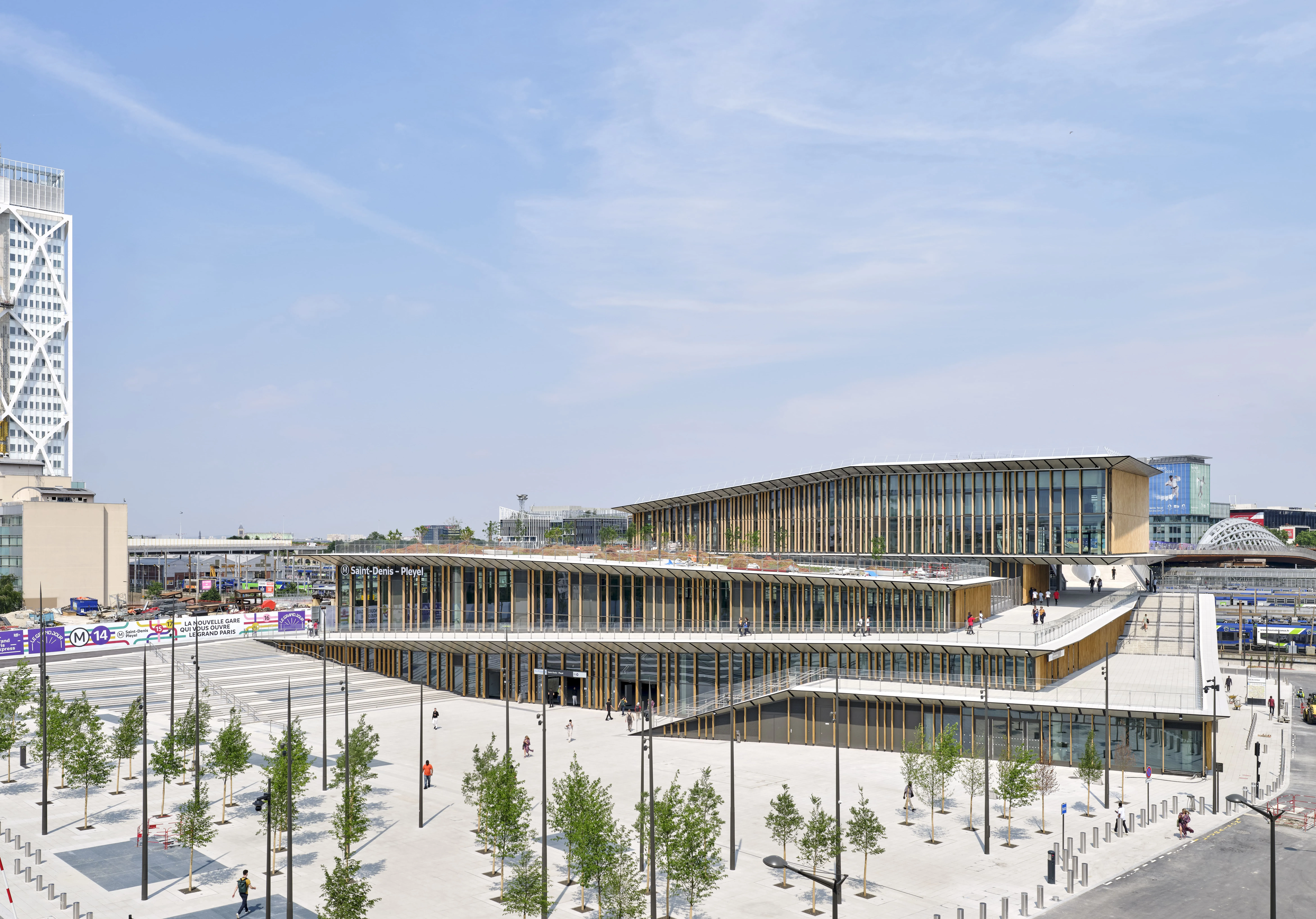 Gare vue extérieure, esplanade, arbres