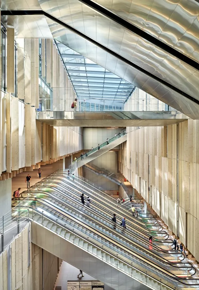 Vue intérieure avec enfilade des escalators descendants
