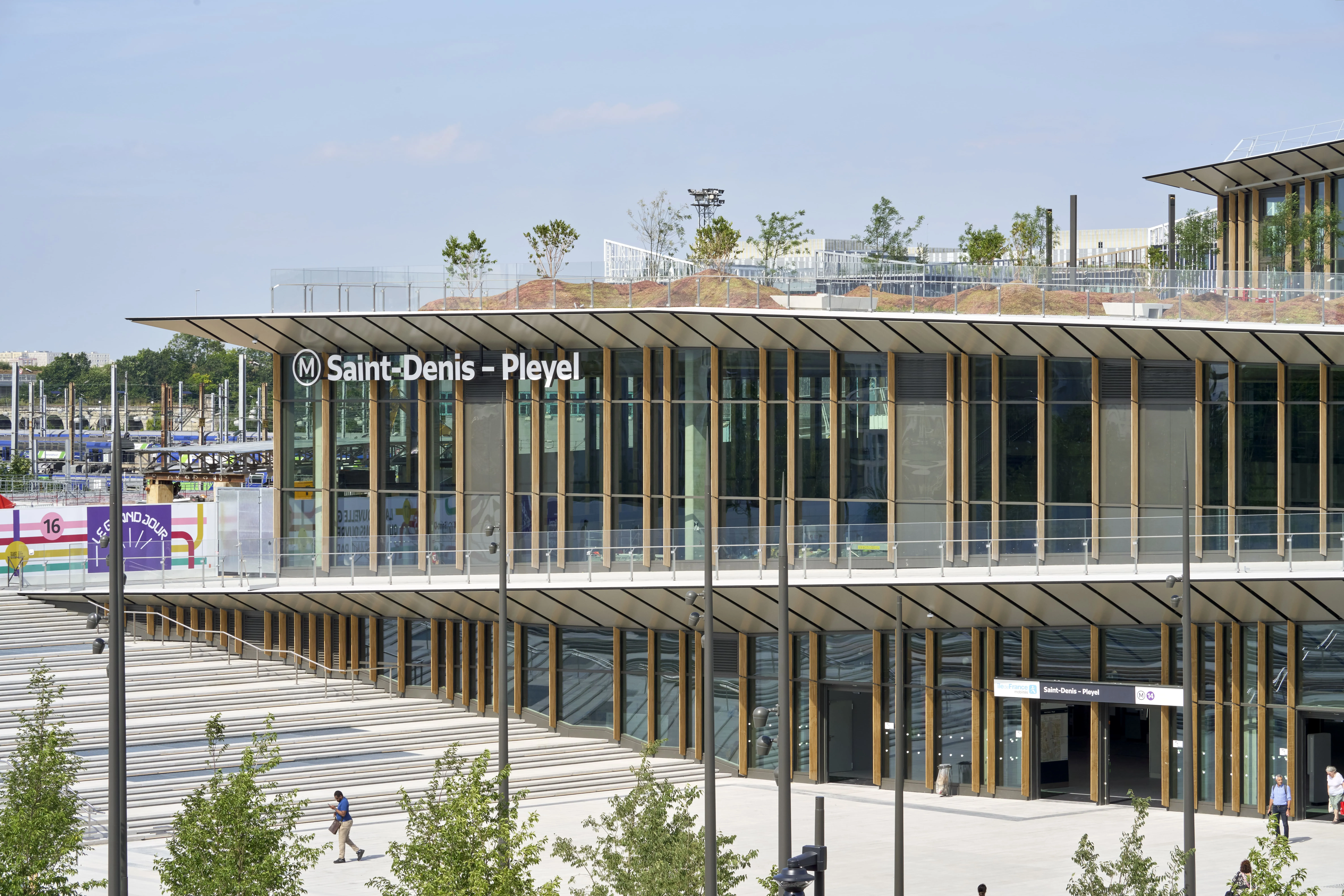 Vue extérieure et arbres sur l'esplanade