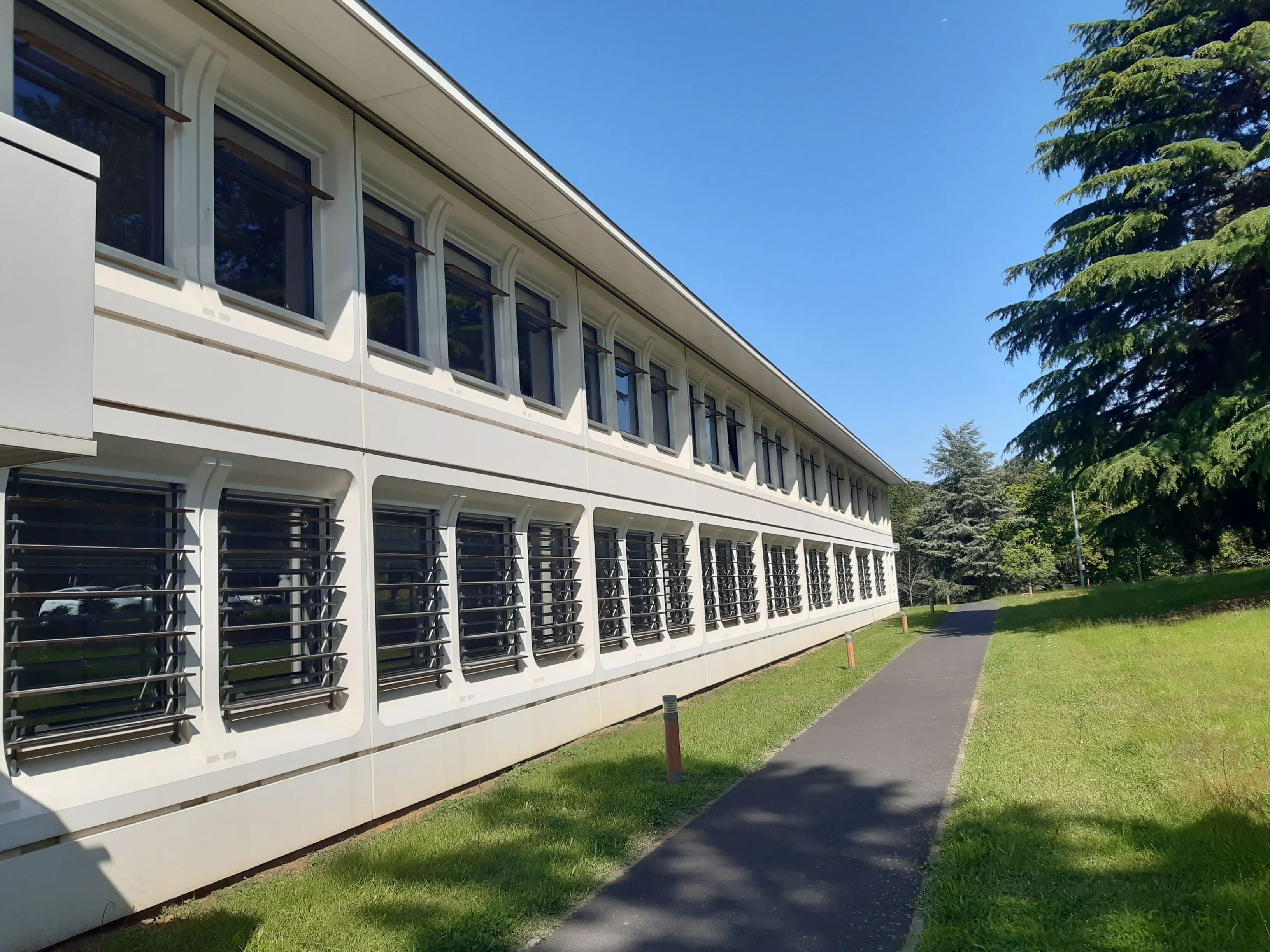 Façade extérieure depuis le parc engazonné