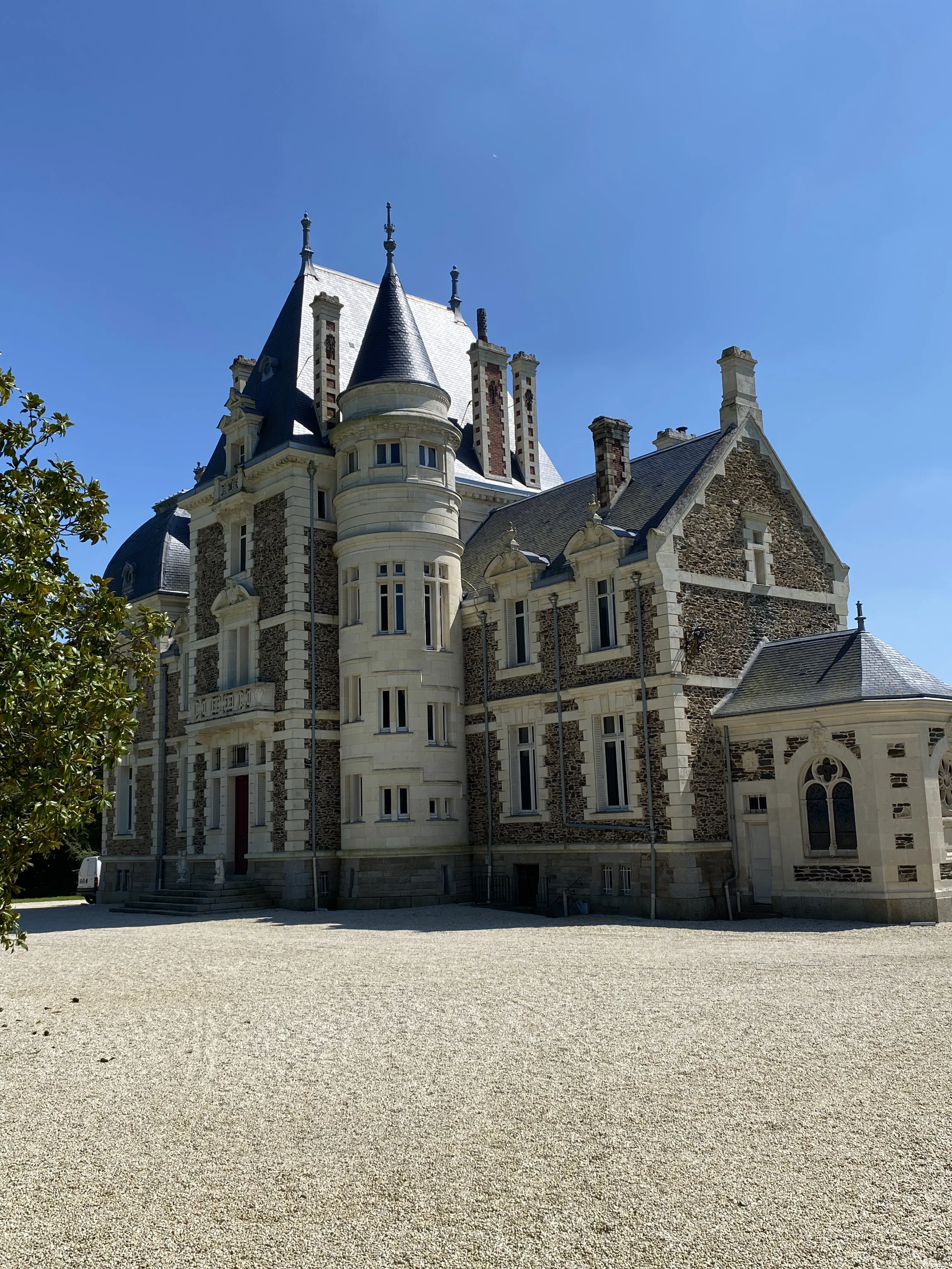 T3D25 - CHATEAU MONTREUIL - Vue chateau journée.jpg