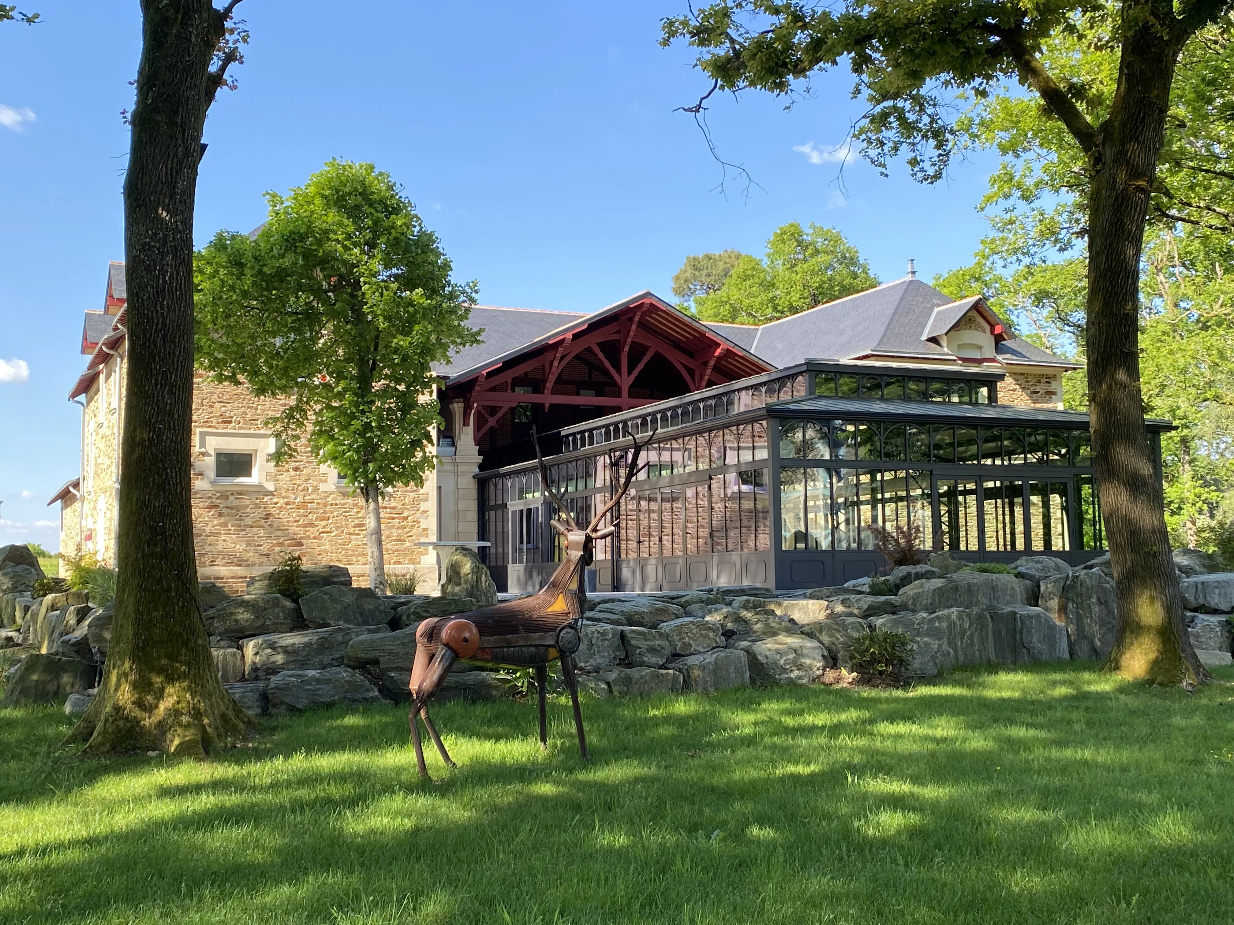 T3D25 - CHATEAU MONTREUIL - T3D25 -Vue extérieure loin.jpg