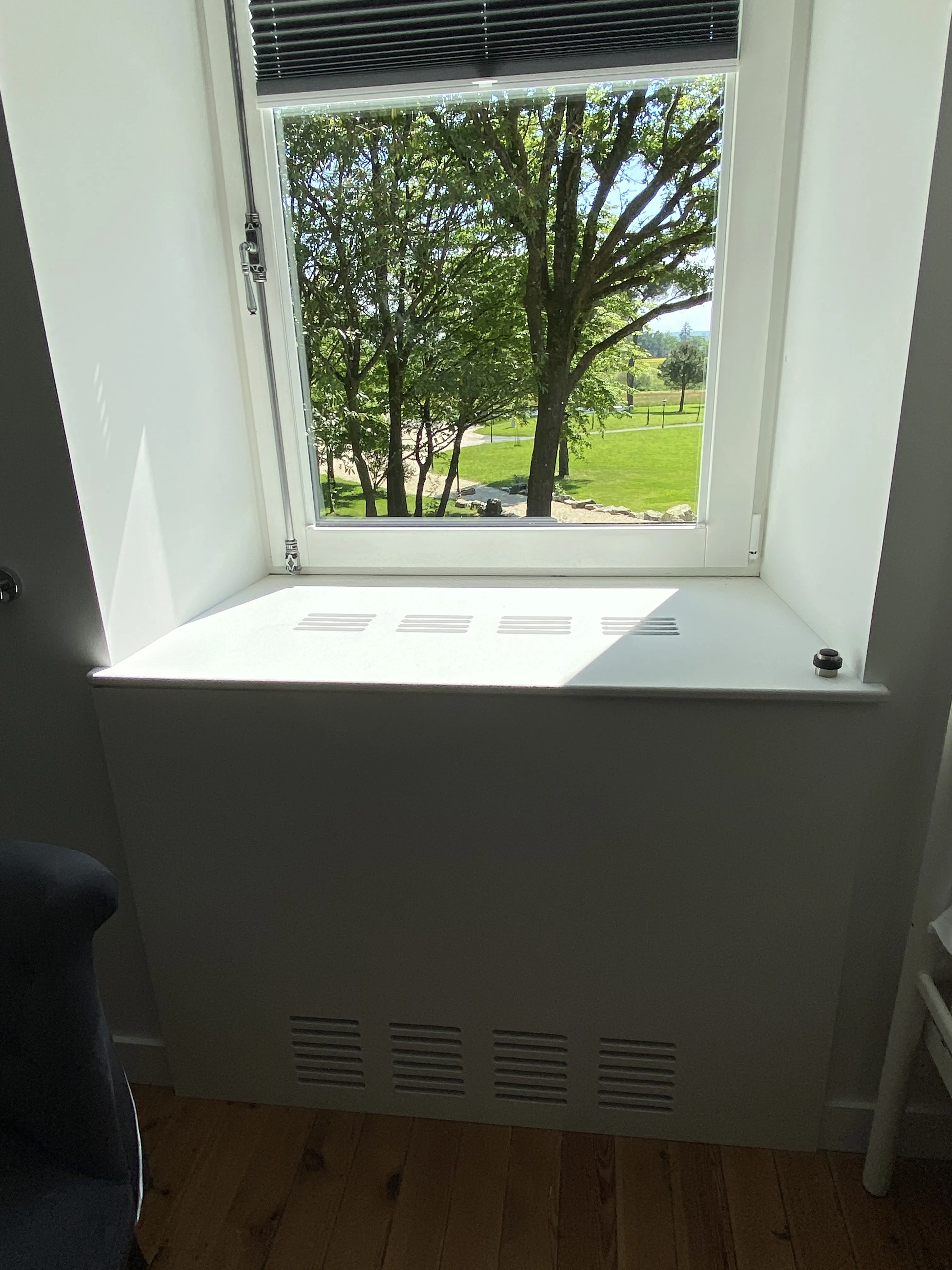 T3D25 - CHATEAU MONTREUIL - Vue Intérieur fenetre.jpg