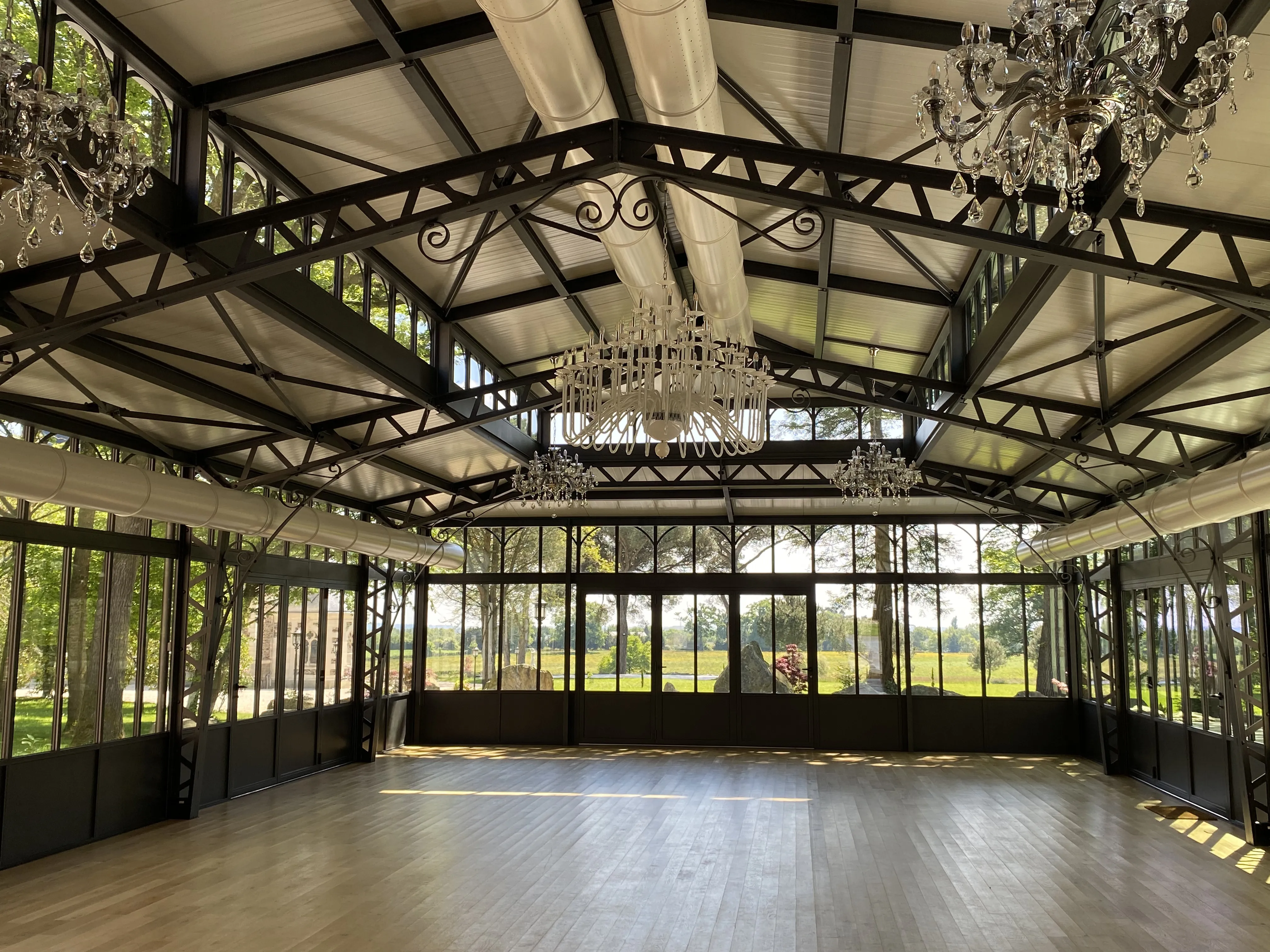 T3D25 - CHATEAU MONTREUIL - Vue intérieure salle.jpg