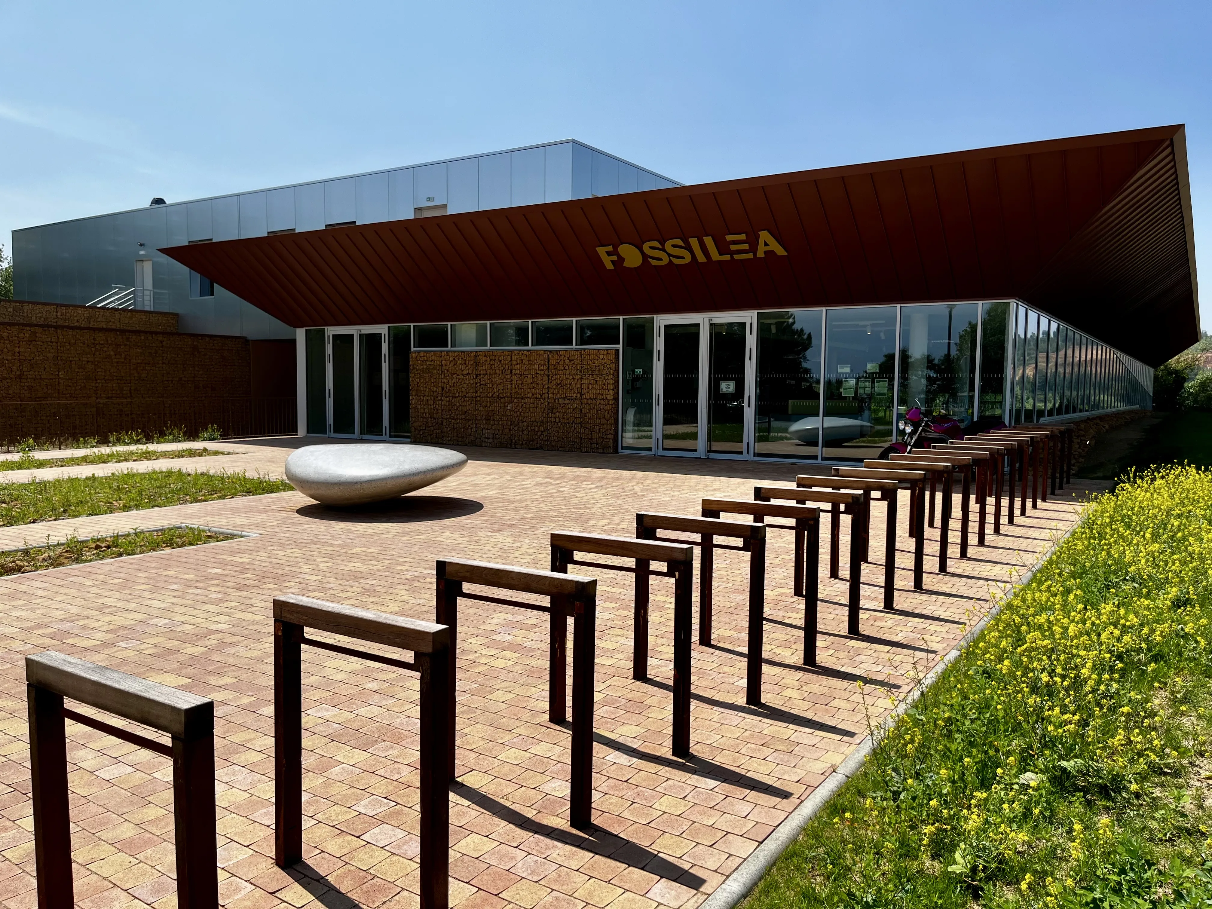 T3D25 - ESPACE PIERRES FOLLES - Vue extérieure