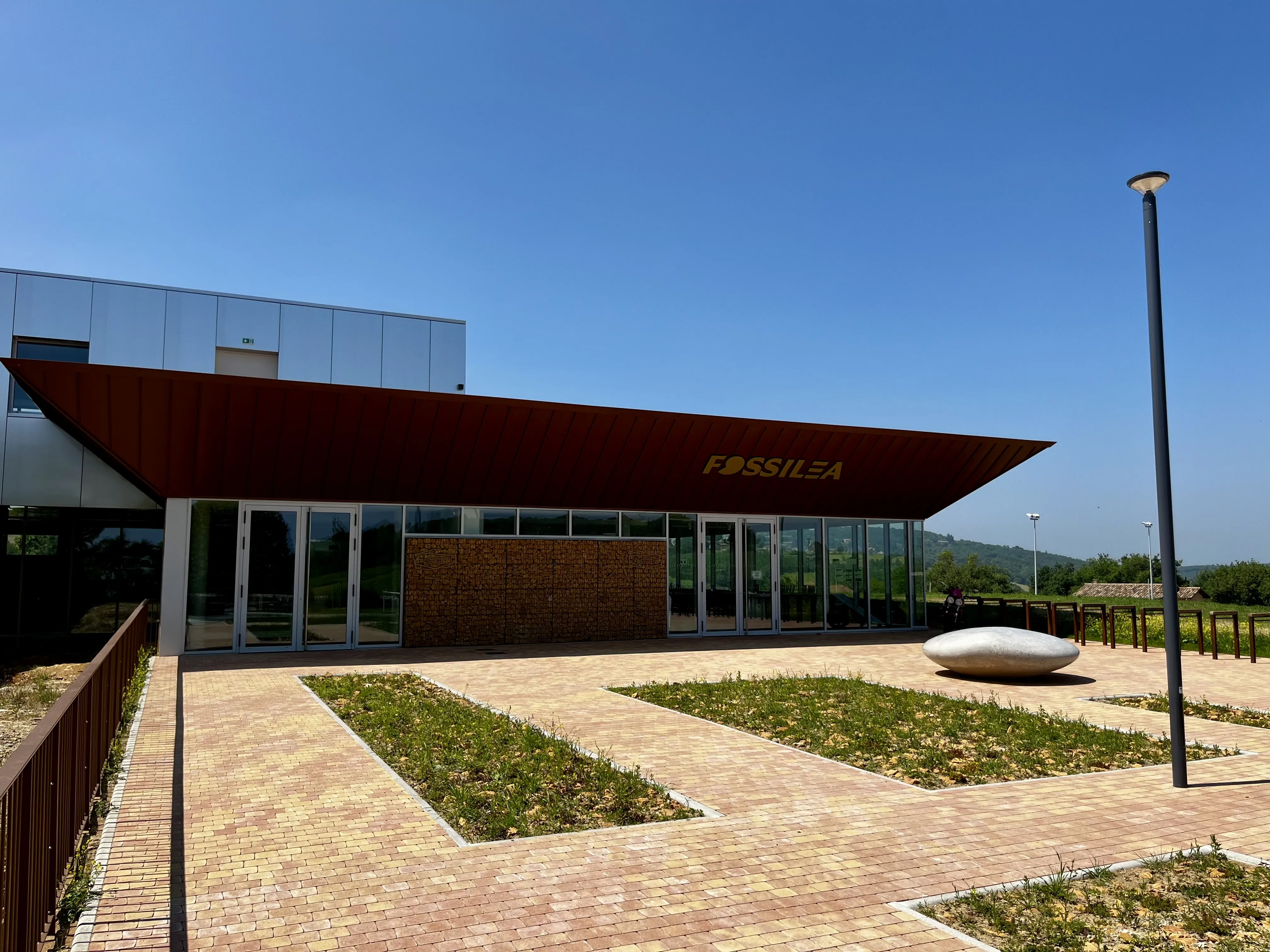 T3D25 - ESPACE PIERRES FOLLES - Vue extérieure