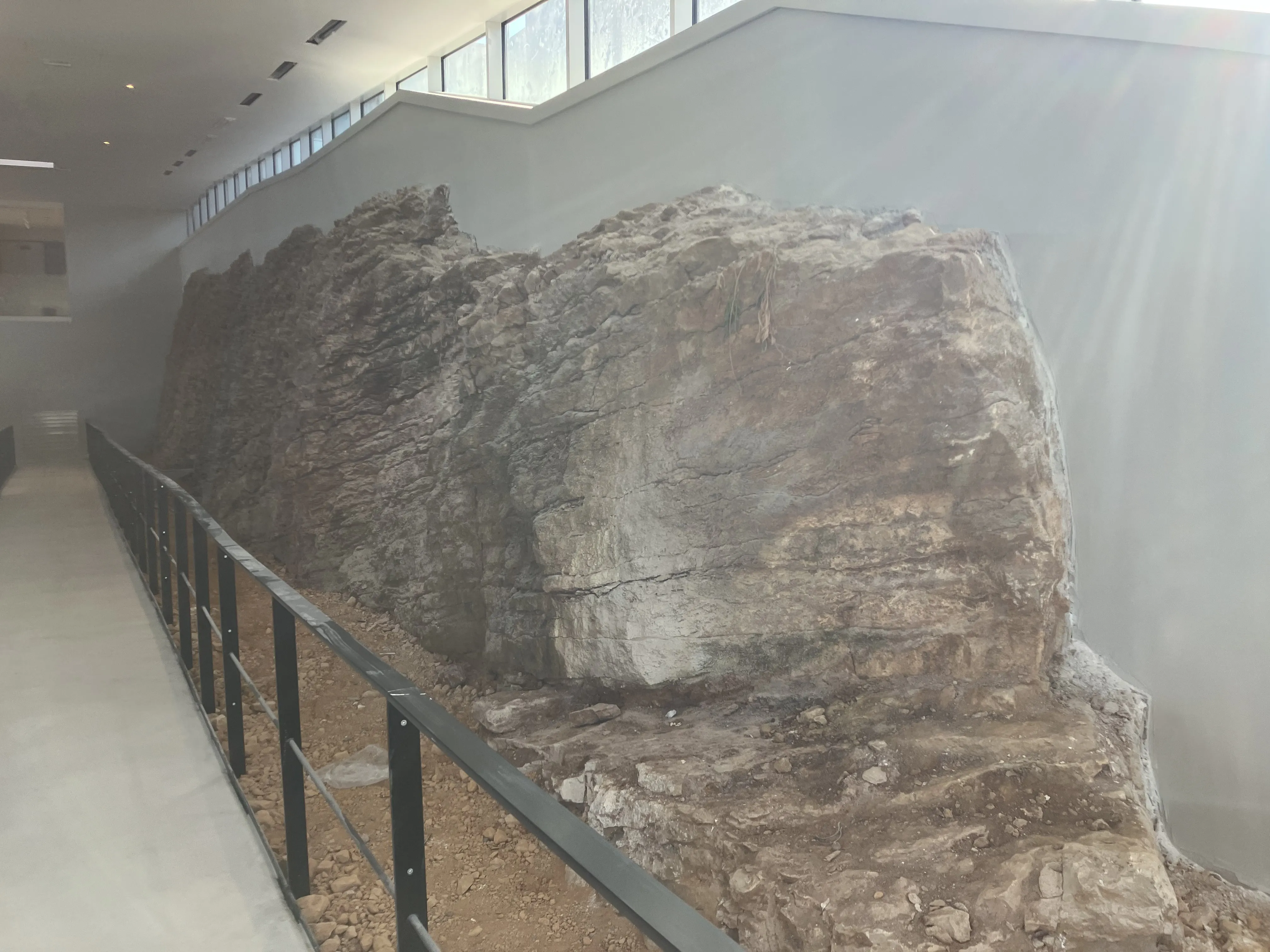 Murs intérieurs avec roche apparente