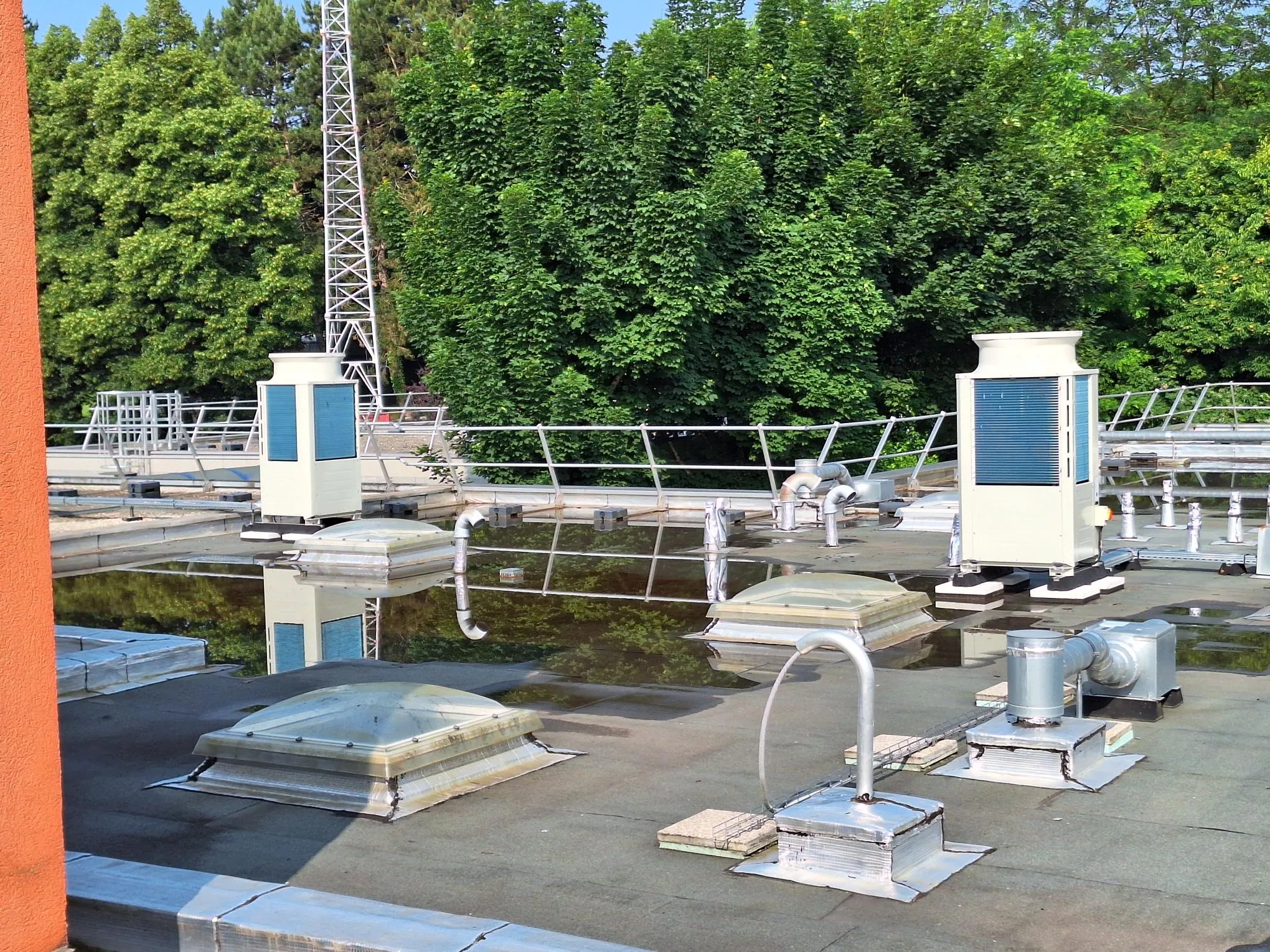 2 groupes extérieurs sur terrasse au loin