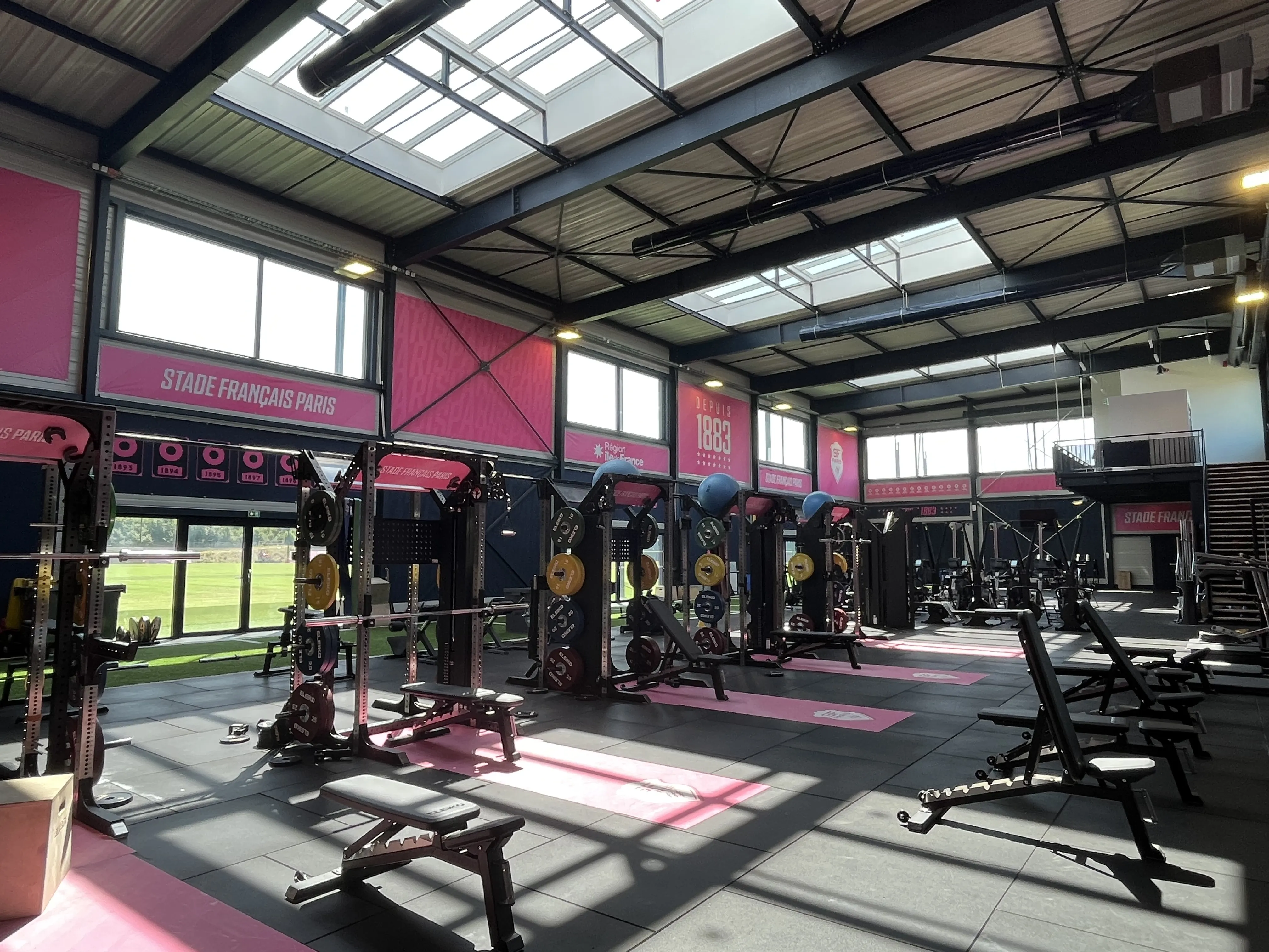 Vue intérieure avec appareils de musculation