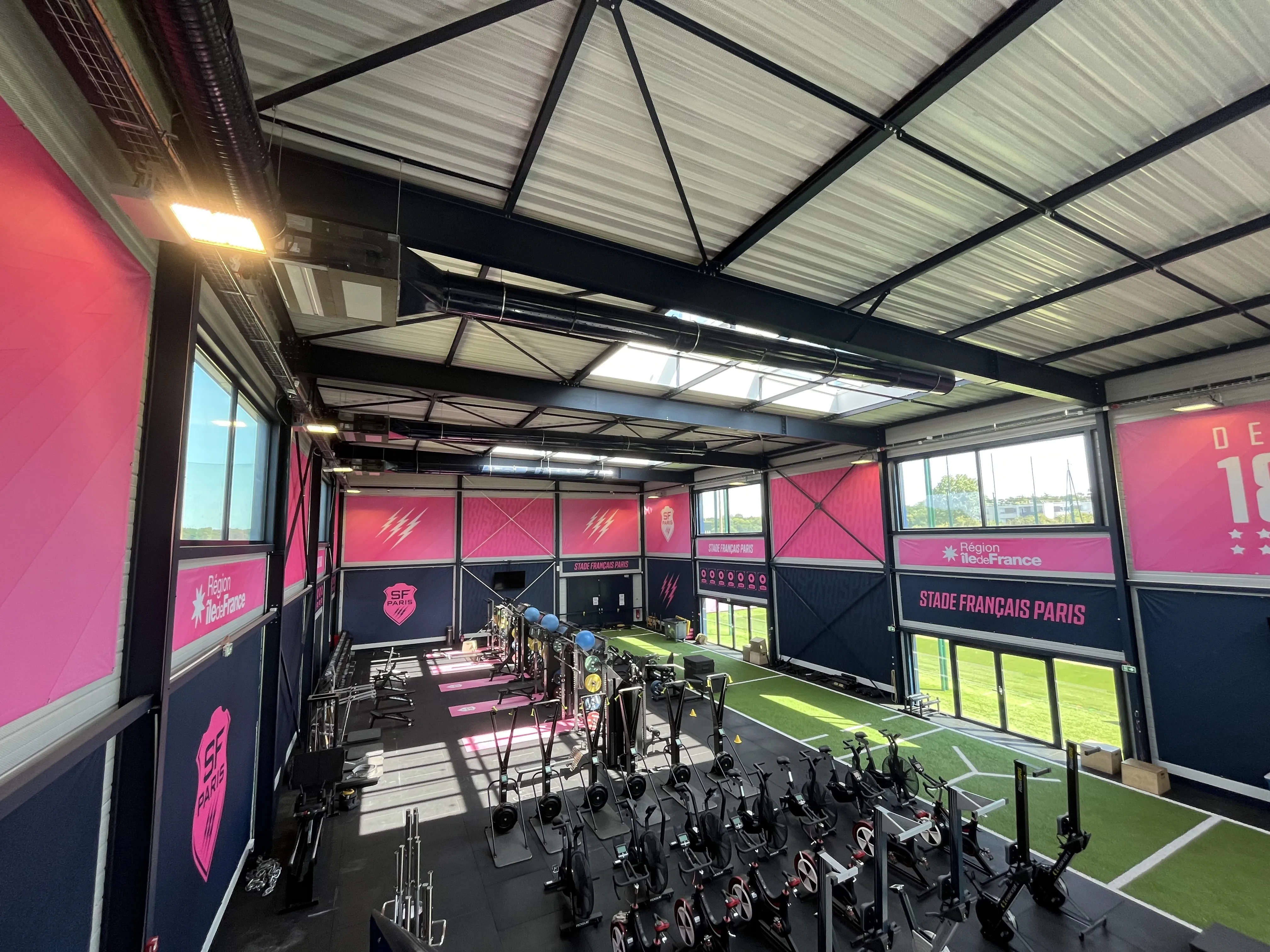 Vue intérieure sur la salle de musculation