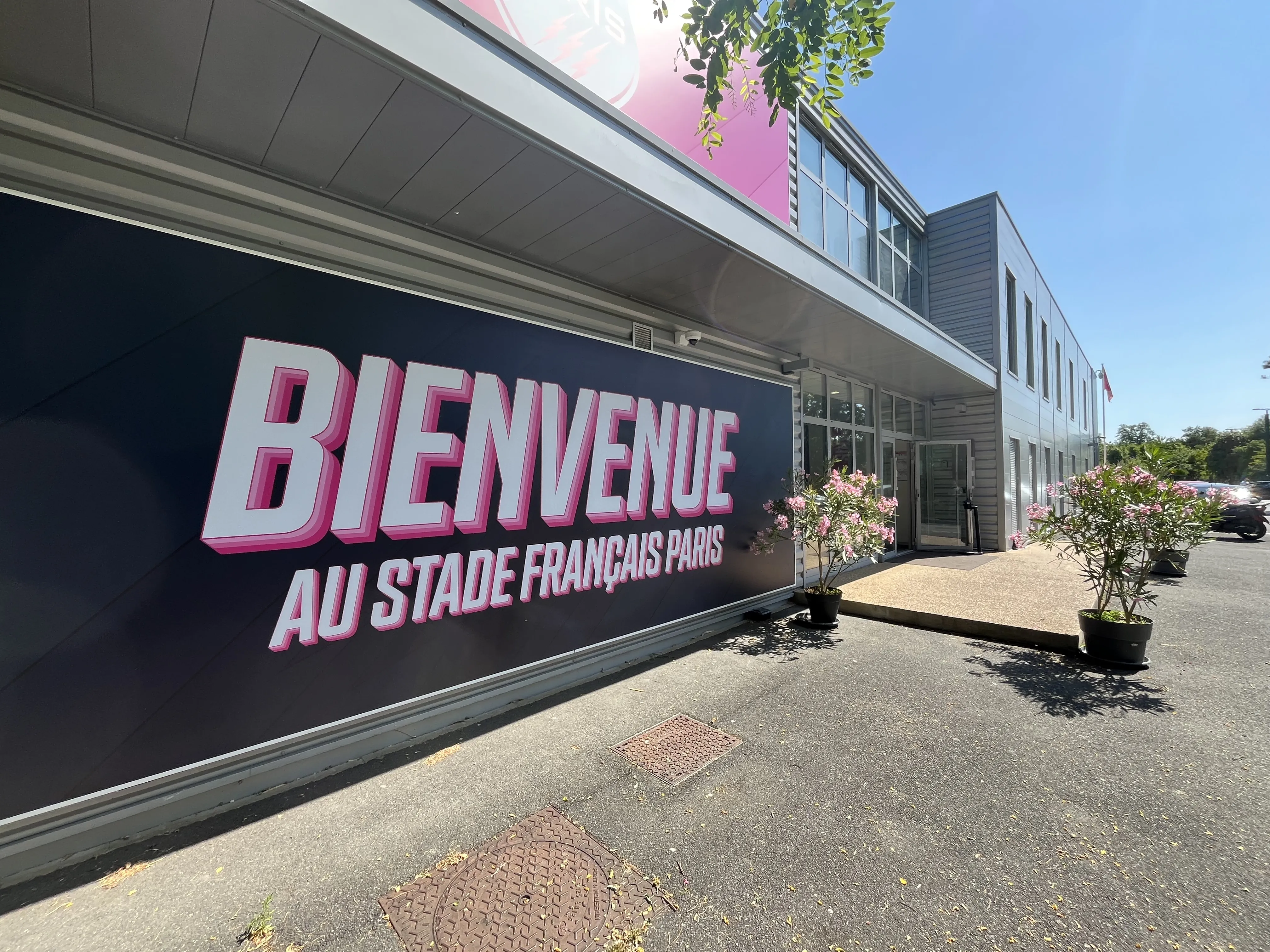 Entrée extérieure Bienvenue au Stade Français