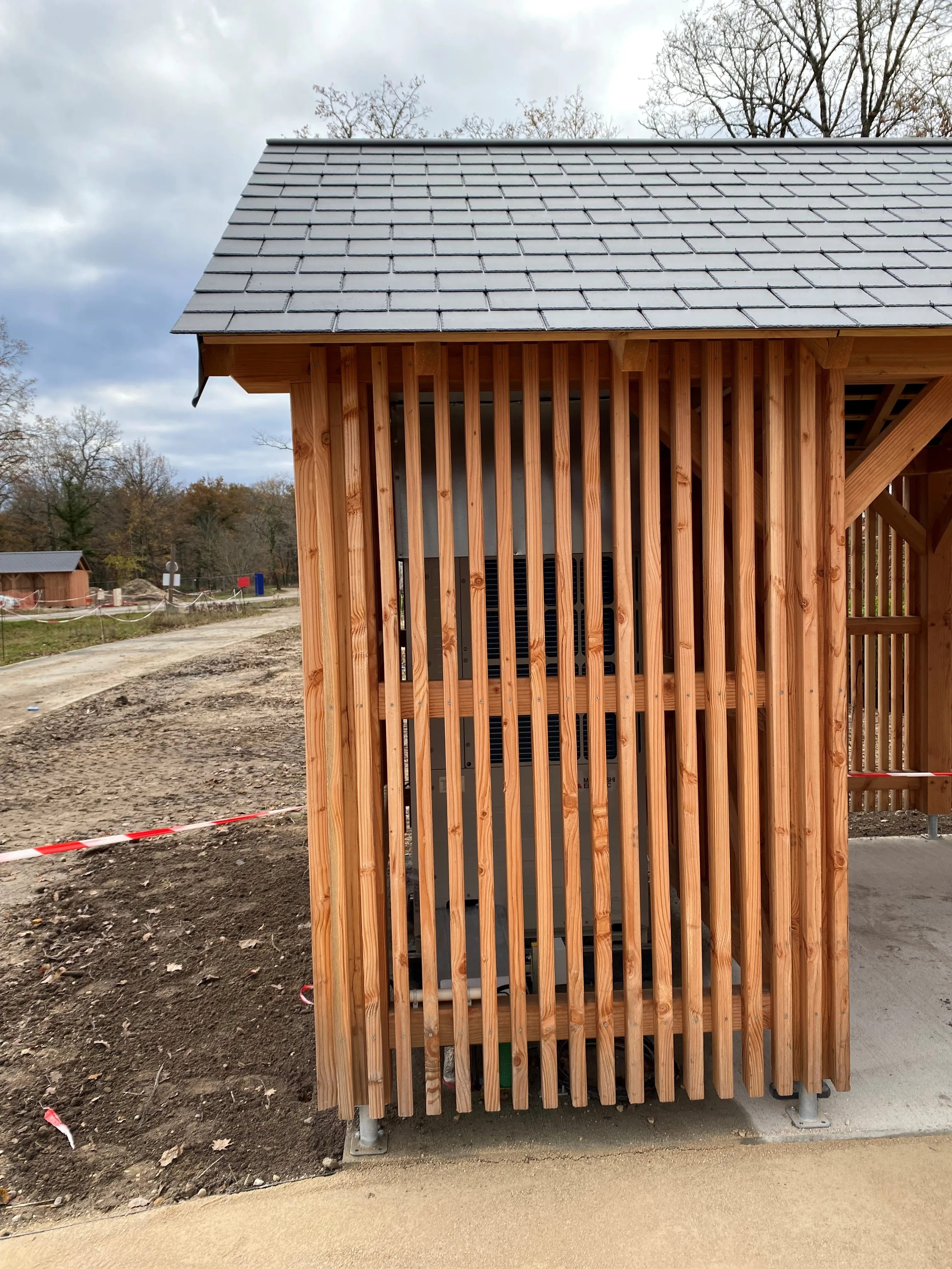 Local technique caché derrière un bardage bois