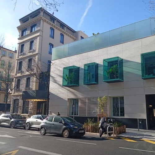 Façade neuve et moderne juxtaposant l'ancienne façade rénovée