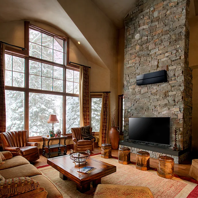 Image qui montre le salon d'une maison à la montagne équipé d'un climatisation Mitsubishi Electric 