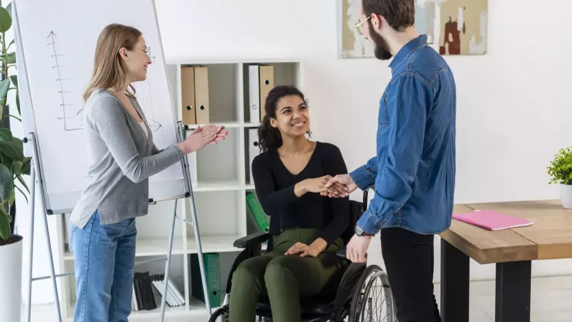 Image qui montre une personne en situation d'handicap qui suit une formation