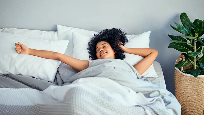 Image qui montre une femme qui se réveille de son sommeil en joie