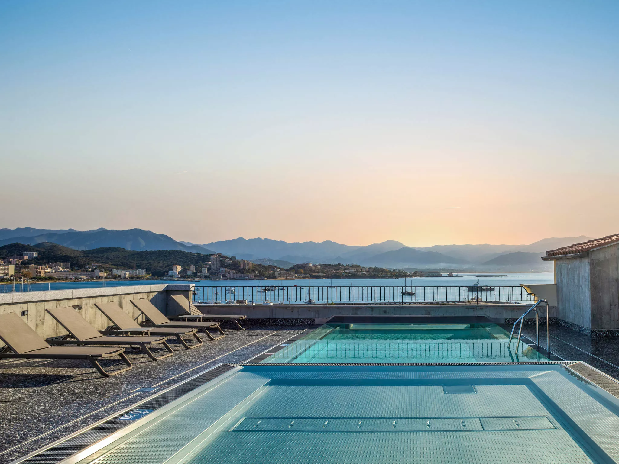 VUE BATIMENT 2 PISCINE.jpg