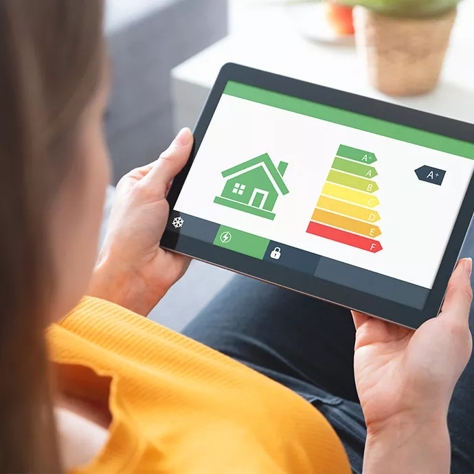 Image qui montre une femme qui regarde un iPad avec un classement énergétique