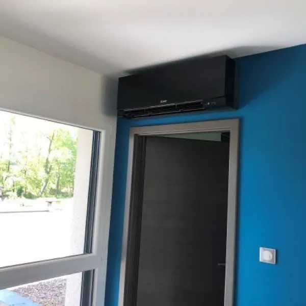 Modèle mural DESIGN noir chez un particulier