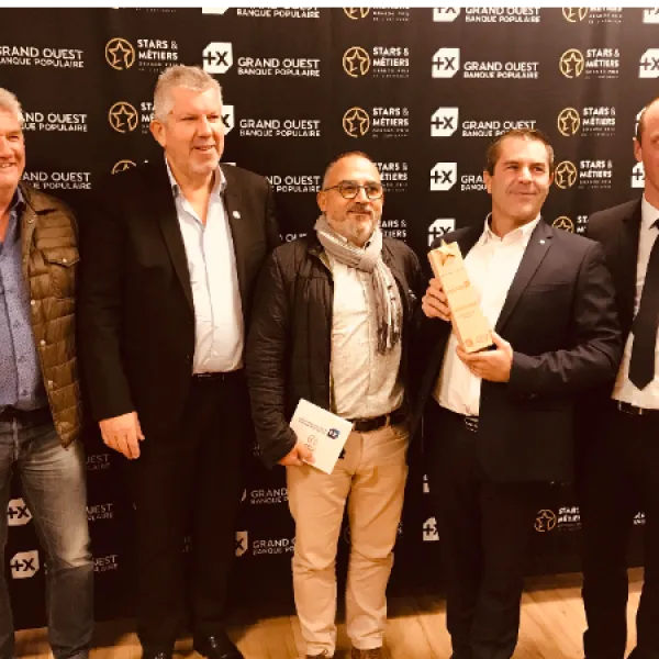 engagé aupres des supers heros