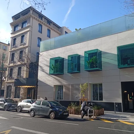 Façade neuve et moderne juxtaposant l'ancienne façade rénovée